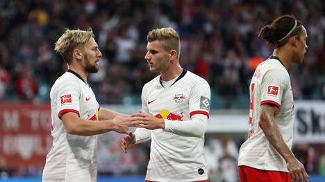 LEIPZIG, GERMANY - SEPTEMBER 14:  Emil Forsberg of RB Leipzig celebrates after scoring his team's first goal with Timo Werner during the Bundesliga match between RB Leipzig and FC Bayern Muenchen at Red Bull Arena on September 14, 2019 in Leipzig, Germany. (Photo by Maja Hitij/Bongarts/Getty Images)