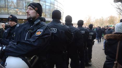 Polizeieinsatz beim Bundesliga-Duell zwischen Werder Bremen und dem VfL Wolfsburg im März