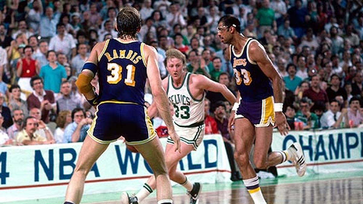 In der Folge dauert es 15 Jahre bis die ewigen Rivalen 1984 erneut aufeinanderprallen. Es ist die Zeit von Larry Bird, Kareem Abdul-Jabbar und Magic Johnson. Die Celtics gewinnen die Serie mit 4:3 und Bird wird zum MVP gekürt