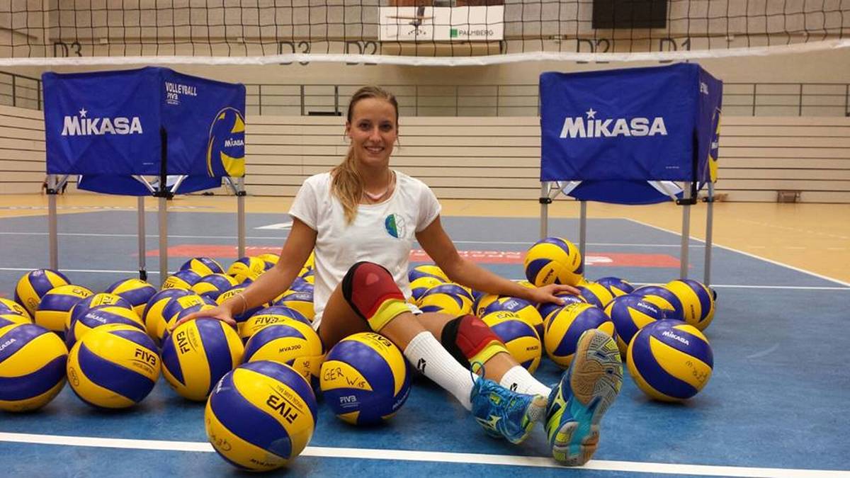 Die Libera versucht während des Spiels die unmöglichen Bälle zu verteidigen - da werden ganz schön viele auf sie zukommen. Sie scheint in Übung