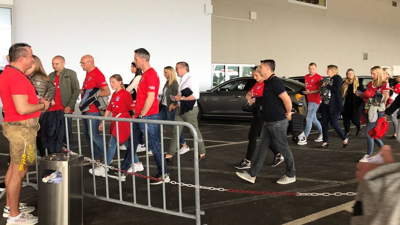 Freunde von Arjen Robben erreichen die Allianz Arena