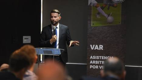 IFAB-Generalsekretär Lukas Brud kündigt weitere Regelveränderungen beim VAR an