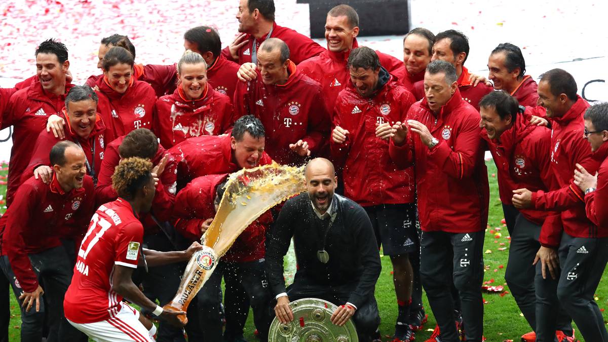 7. Mai 2016: Beim Abschiedsfoto mit seinem Trainer- und Betreuerstab stört dann nicht einmal die Bierdusche von David Alaba