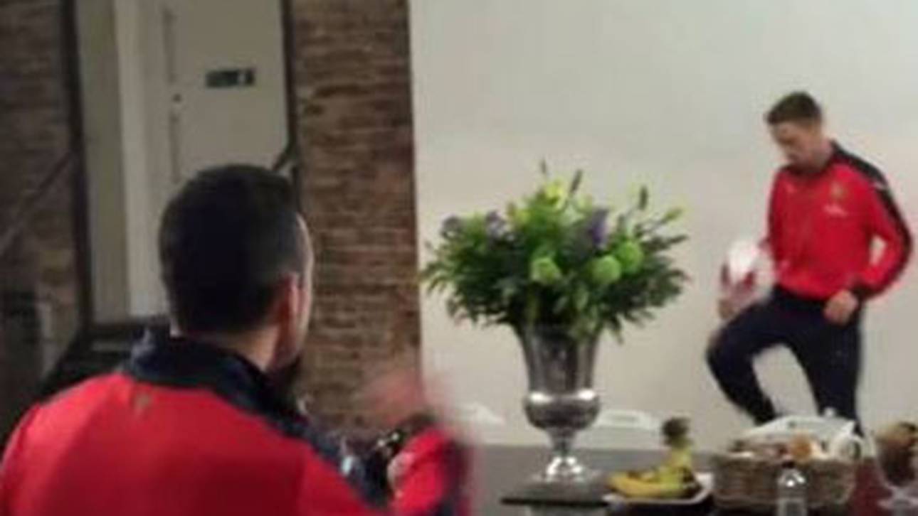 Arsenal-Stars jonglieren über Tisch