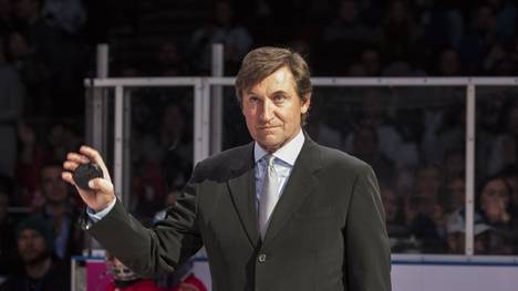 Ein Puck in der Hand von  Wayne Gretzky