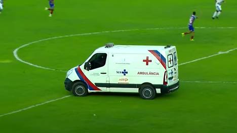 Mitten in der Nachspielzeit rollt urplötzlich ein Krankenwagen auf das Feld