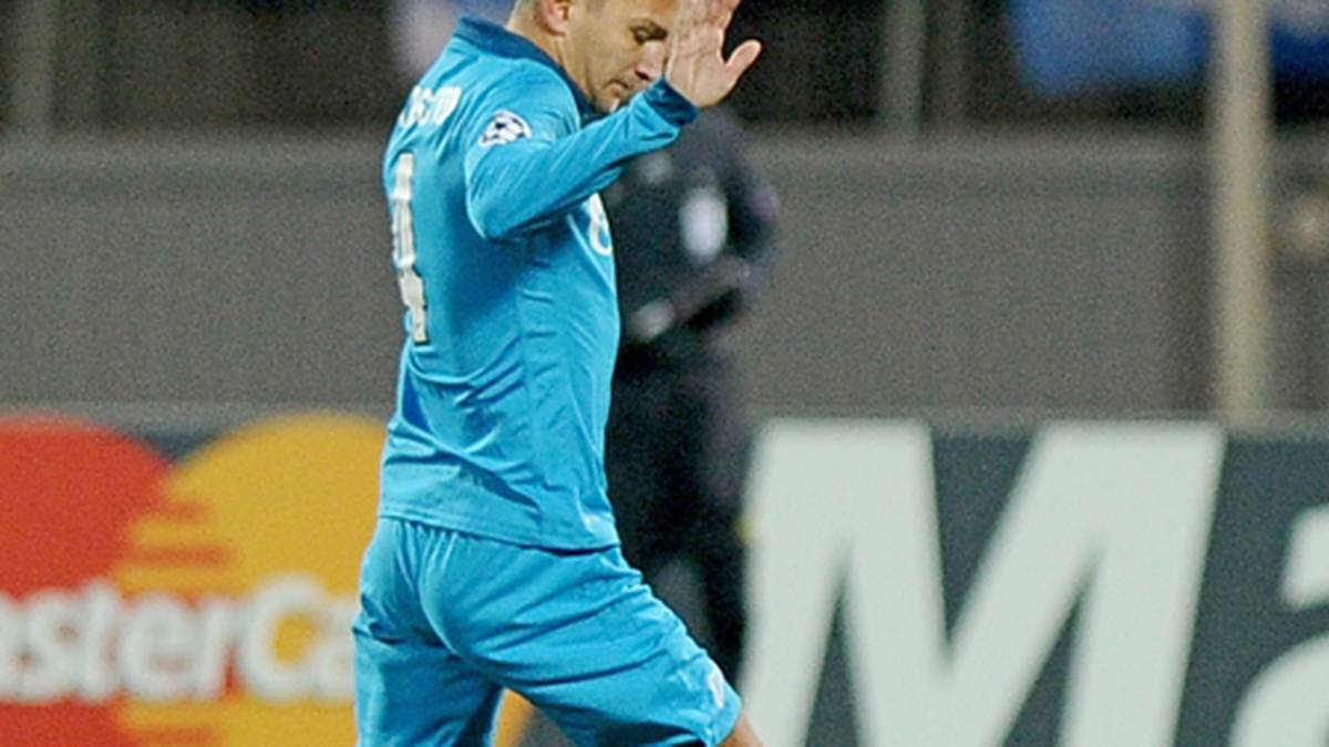 Von Beginn an geht es voll zur Sache, beide Teams schenken sich nichts. Giulio Donati macht schmerzhafte Bekanntschaft mit Petersburgs Domenico Criscito