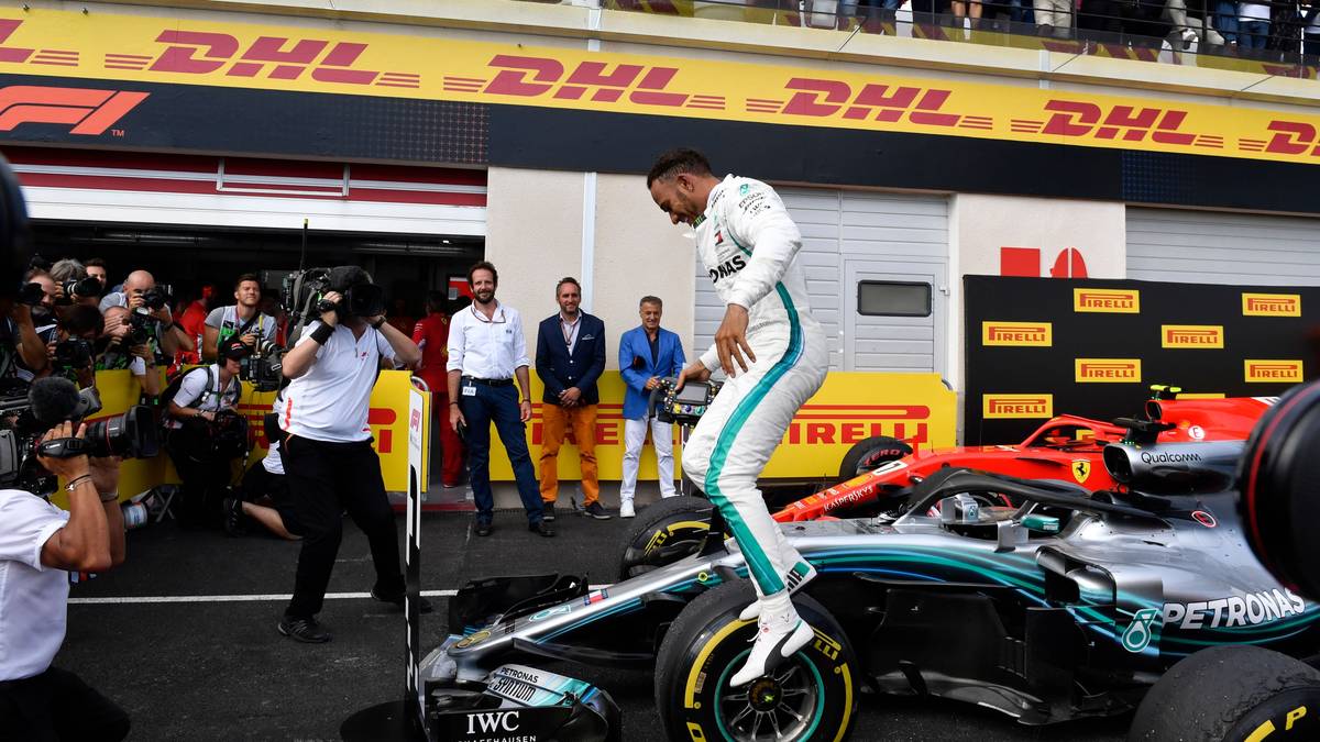 ÖSTERREICH - Kronenzeitung: "Knapp zwei Stunden nach dem 6:1-Erfolg der Three Lions bei der Fußball-WM vollendete Lewis Hamilton einen Freudentag für England. Der Mercedes-Mann hatte alles unter Kontrolle"