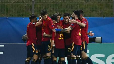 Beim WM-Qualifikationsspiel zwischen Spanien und dem Kosovo spielen sich absurde Szenen ab. Die Länderspiel-Übertragung beim spanischen TV-Sender TVE am Mittwochabend wird zur Farce.