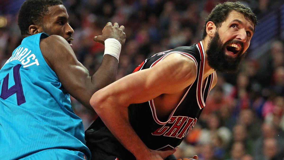 Matchwinner ist neben Pau Gasol aber einmal mehr Nikola Mirotic. Der Rookie wird immer wichtiger und schwingt sich mit 28 Punkten zum Topscorer auf. Chicago setzt sich mit 98:86 durch und kann für die K.o.-Runde planen