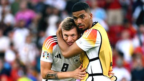 Toni Kroos beim letzten Spiel seiner Karriere mit Benjamin Henrichs