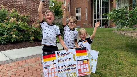 Dieses Trio braucht Deutschland für die WM. Doch die Rede ist nicht etwa von irgendwelchen Spielern. Finn, Janosch und Merle sind als Fans in Winston-Salem beim Training und feuern die DFB-Stars an. Dabei überzeugen die drei mit ihrer Expertise und Lockerheit.
