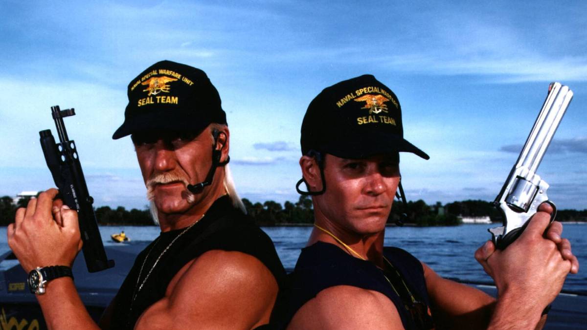 ... in "Thunder in Paradise" einen Söldner, der mit einem High-Teach-Boat vor der Küste Floridas für Ordnung sorgt (Co-Darsteller: Chris Lemmon, Sohn von Hollywood-Legende Jack Lemmon). Doch zur selben Zeit begann Hogans Ruf durch einen Skandal schweren Schaden zu nehmen