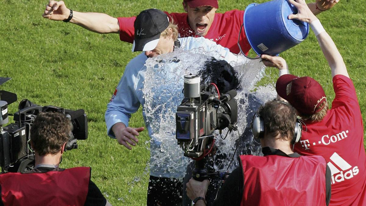 Schweinsteiger hat den Schalk im Nacken. Hier muss Moderator Waldemar Hartmann dran glauben