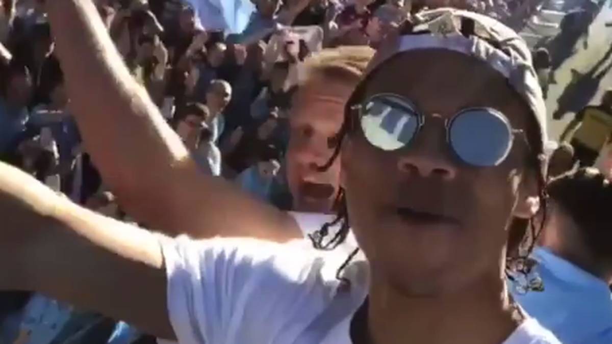 Sane feiert mit Manchester City den Titel in der Premier League. Bei der anschließenden Meisterfeier zeigt er eine neue Frisur, die er allerdings mit einer Kappe verdeckt. Rastazöpfchen statt Afrolook