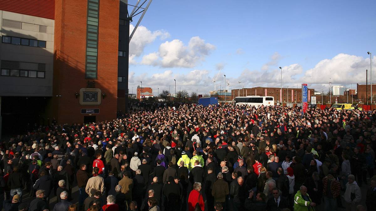 Zum 50 Jahrestag des Unfalls veranstalteten die Fans vor dem Stadion Old Trafford eine Schweigeminute
