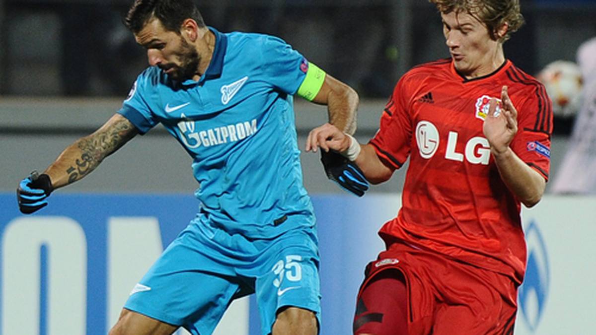 Doch das junge Leverkusener Team um Linksverteidiger Tin Jedvaj (r., gegen Zenit-Kapitän Danny) hält gut dagegen und bestimmt die Anfangsphase