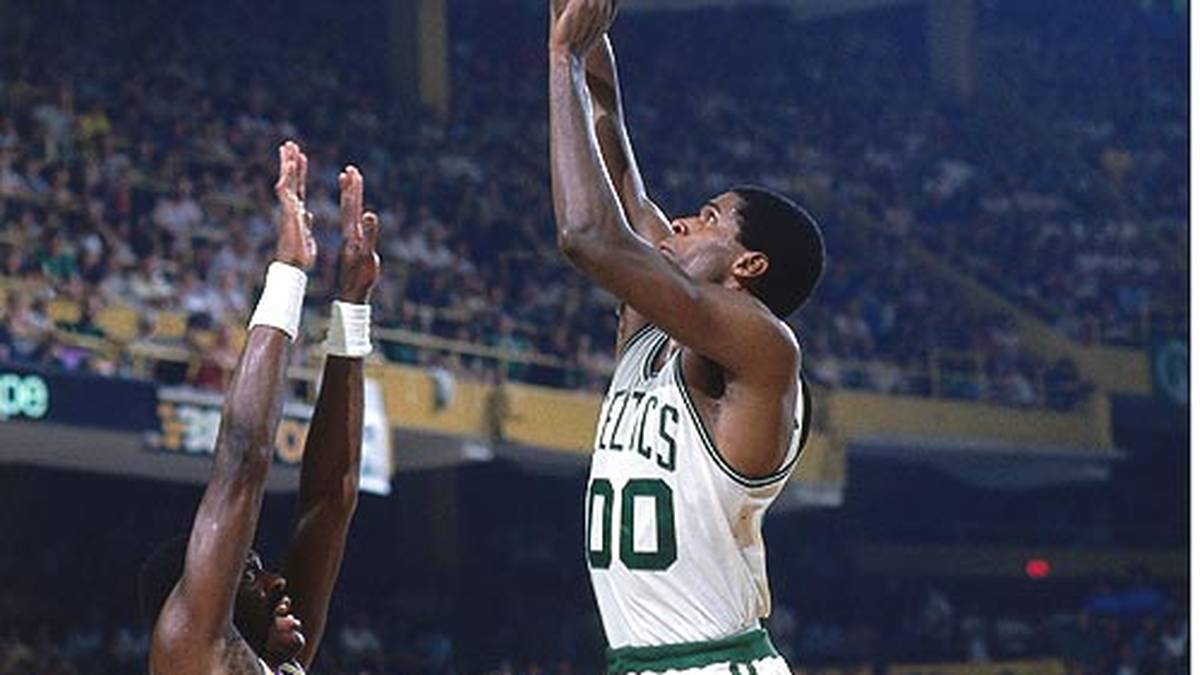 Erneut dauert es nur ein Jahr, bis sich Boston und L.A. 1985 erneut gegenüber stehen. Zum ersten Mal entscheiden die Lakers das Duell für sich und gewinnen die Serie mit 4:2. Das 2-3-2-Format feiert Premiere. Boston hat erst zweimal Heimrecht, bevor es dreimal nach L.A. reisen muss. Spiel 1 wird bekannt als "Memorial Day Massacre". Abdul-Jabbar kommt nur auf zwölf Punkte und entschuldigt sich im nachhinein bei seinen Mitspielern. Bostons Scott Wedman trifft alle elf Versuche aus dem Feld