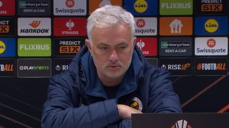 Das Europa-League-Spiel zwischen Anderlecht und Fenerbahce sorgt für einen Eklat. Nach Ausschreitungen zwischen den beiden Fanlagern auf der Tribüne, muss die Partie kurzzeitig unterbrochen werden. Fener-Trainer Jose Mourinho schildert die Lage.