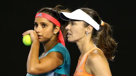 Martina Hingis (l.) hat mit ihrer Partnerin Sania Mirza den Doppel-Titel in Stuttgart verpasst