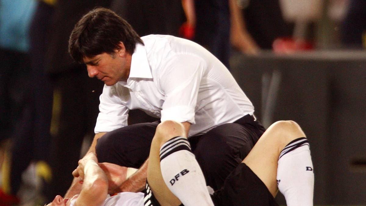 Der souveränen Qualifikation für die EM in der Schweiz und Österreich folgt beim Turnier 2008 eine 0:1-Niederlage im Finale gegen Spanien. Beim 0:1 gegen Österreich in der Vorrunde wird Löw vom Referee auf die Tribüne geschickt. Das 3:2 im Viertelfinale gegen Portugal erlebt der DFB-Coach in der VIP-Louge 