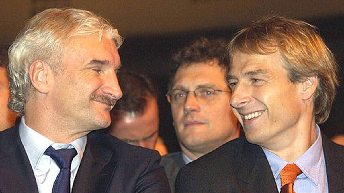 Nach der enttäuschenden EM 2004 übernimmt Klinsmann von Rudi Völler das Amt des Bundestrainers, soll das kriselnde deutsche Team fit machen für die Heim-WM 2006