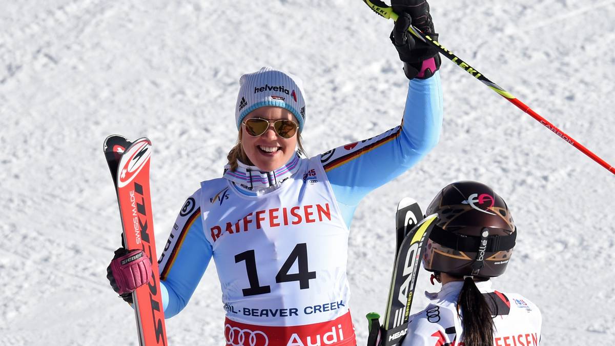 Im Ziel jubelt sie mit der überraschenden Silbergewinnerin Viktoria Rebensburg. Beide sind überglücklich - und lässig im schneeweißen Sonnenschein