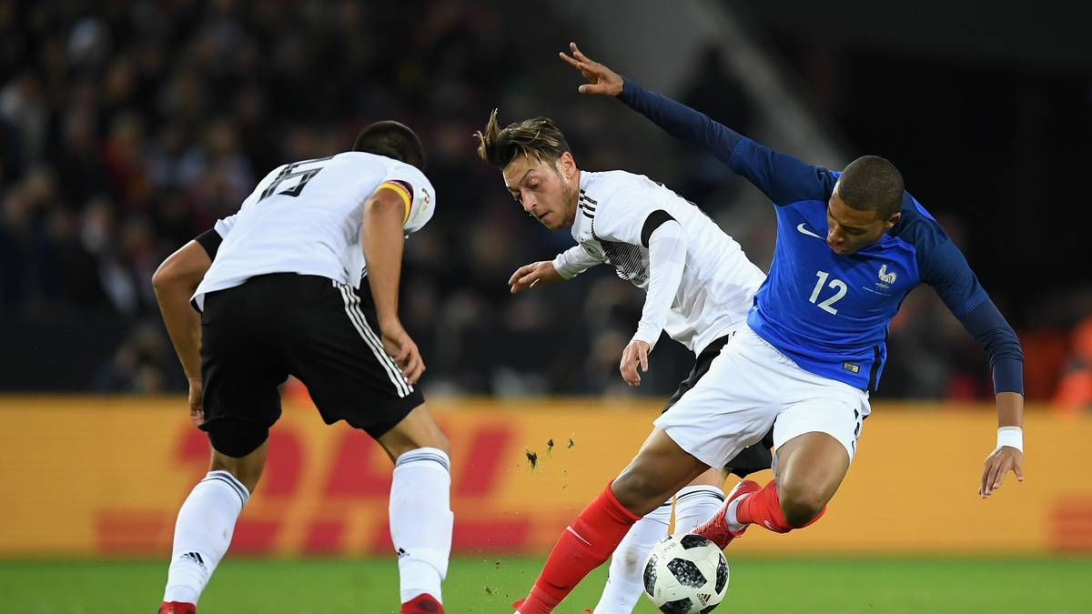 MESUT ÖZIL: Der Zehner war viel unterwegs, mit einigen technisch feinen Aktionen. Zwang Mandanda früh zu einer Fußabwehr (3.). Sein Schuss (28.) wurde abgeblockt und mündete genauso in einen gefährlichen französischen Konter wie sein Ballverlust gegen Martial (44.). Dann aber mit dem perfekten Timing bei der Vorlage von Werners 1:1 (56.). Leitete auch den zweiten deutschen Treffer mit Zuspiel auf Götze ein. SPORT1-Note: 2,5