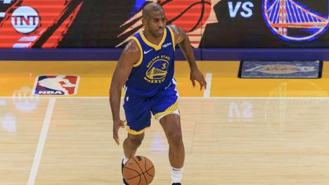 Die Golden State Warriors müssen womöglich monatelang auf Chris Paul verzichten. Der Basketball-Star brach sich beim 113:109-Erfolg gegen die Detroit Pistons die linke Hand. 