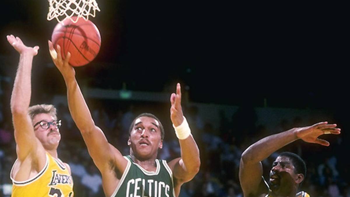Dennis Johnson (M.) entscheidet Spiel 4 mit einem Korb in der Schlusssekunde mit 107:105 für die Celtics. Angeführt von Magic Johnson und Abdul-Jabbar gewinnen die Lakers dann aber die Spiele 5 und 6