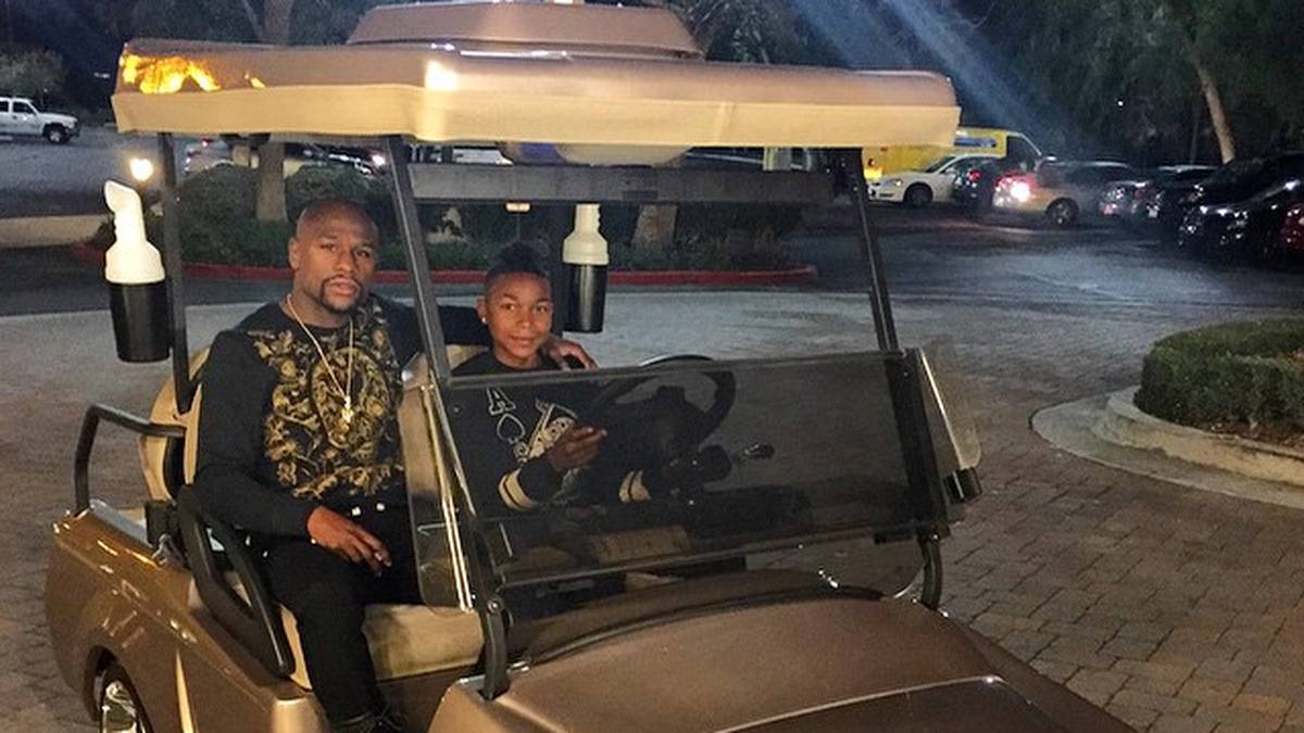 Auch sein Sohn kommt schon in den Genuss eines Luxusschlittens, obwohl er noch gar keinen Führerschein besitzt. Zum 15. Geburtstag schenkt Mayweather ihm einen Bentley - allerdings in der Golf-Cart-Ausführung