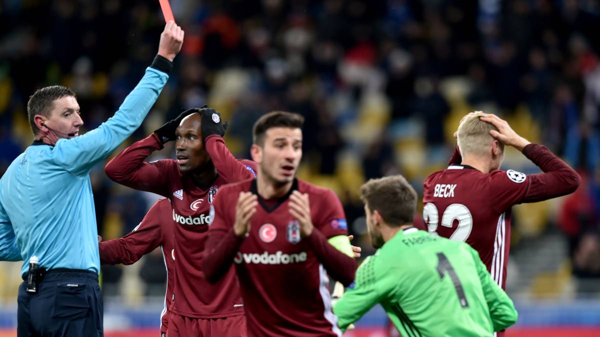 Andreas Beck und seine Kollegen bei Besiktas Istanbul können die rote Karte für den Verteidiger nicht fassen. Mit einer Chance auf das Achtelfinale in die Partie gestartet, gehen die Türken bei Dynamo Kiew mit 0:6 baden
