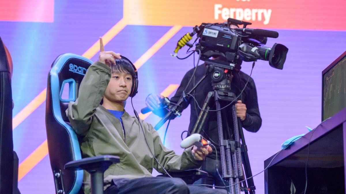 PLATZ 15 - WEB: Auf dem Zettel hatte den Japaner vor dem Turnier in Amsterdam niemand. Der Gamer zockte sich wider Erwarten bis ins Halbfinale auf der PS4 und scheiterte dort erst gegen den Leverkusener Marvin Hintz. In London wird er sicherlich als Geheimfavorit ins Rennen gehen