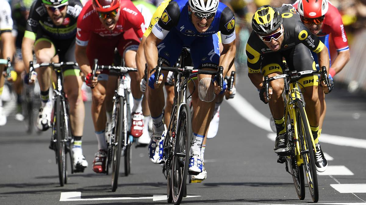 In einem Herzschlagfinale setzt sich Sprint-Ass Marcel Kittel (M.) ab und gewinnt die vierte Etappe der Tour 