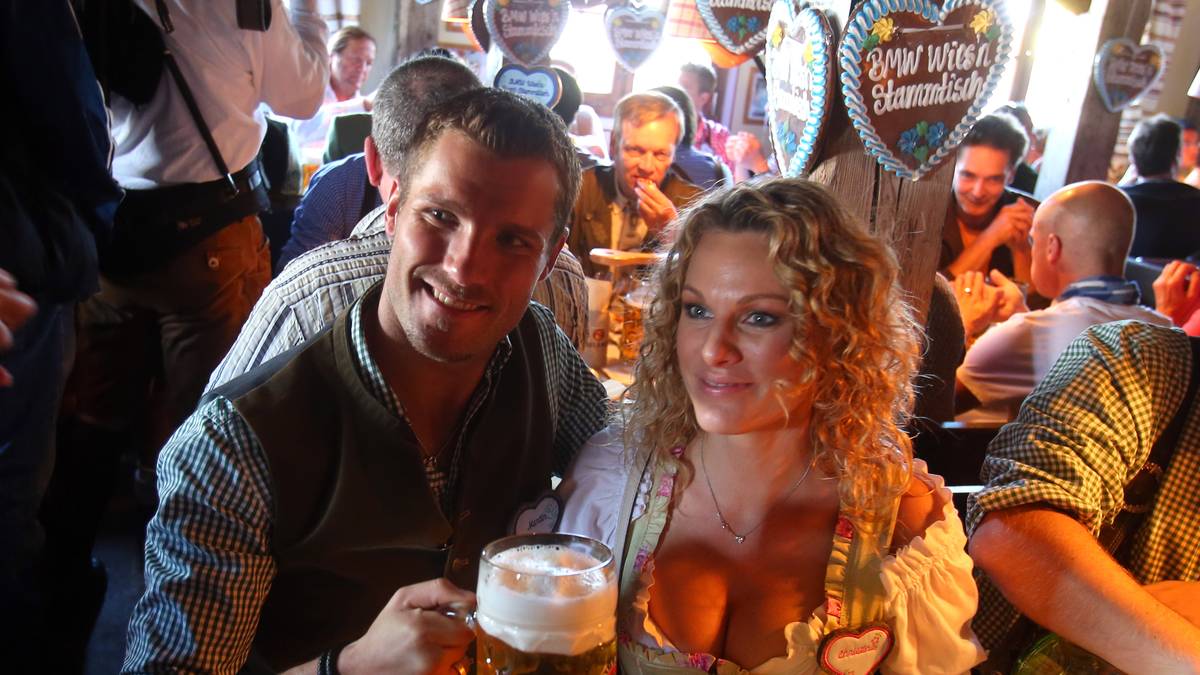 Neben dem Bier teilen Martin Tomczyk und die Schweizerin Christina Surer die gemeinsame Leidenschaft für den Motorsport. So lernten die beiden sich 2008 kennen, seit 2013 sind sie verheiratet und sind Eltern einer Tochter und eines Sohnes. Bürgerlich heißt Surer auch Christina Tomczyk