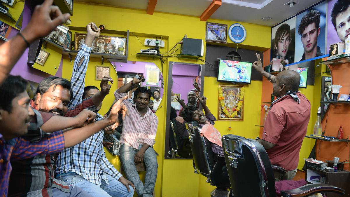 ...und auch in den Frisörsalons Indiens wird mitgefiebert