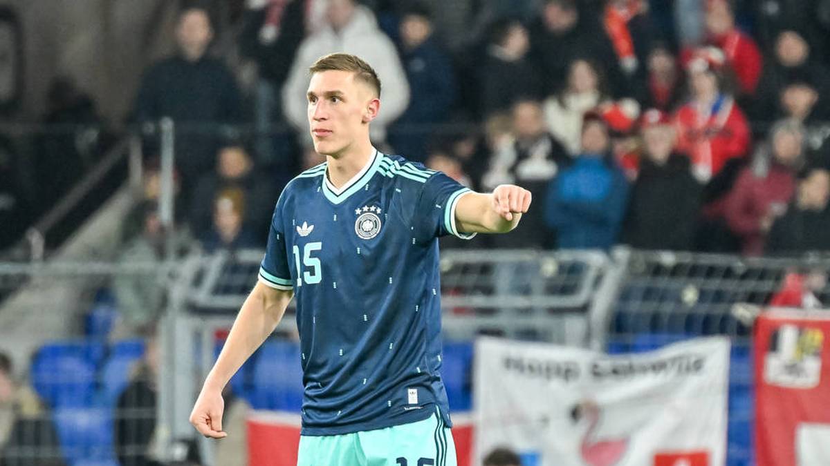NICO SCHLOTTERBECK:
Alter: 26, Verein: Borussia Dortmund, Länderspiele: 25, Tore: 0
