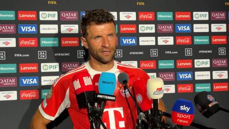 Jamal Musiala verletzt sich bei der Klub-WM gegen Paris Saint-Germain schwer. Thomas Müller spricht über den Schock und lehnt das Gedankenspiel, er könnte den Bayern-Star in den nächsten Monaten ersetzen, erst einmal ab.