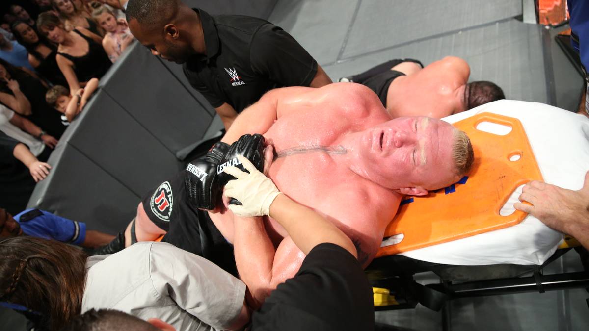 Lesnar wird von Sanitätern abtransportiert, diese Abreibung war auch für ihn zu viel