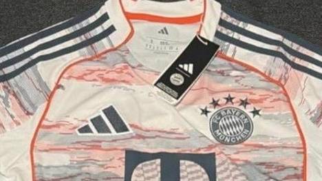 Das Portal "Footy Headlines" hat das mögliche neue Auswärtstrikot des FC Bayern geleakt. Die Fans sind erzürnt.