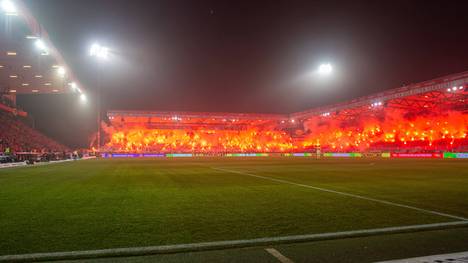 Das Highlight beim Aufeinandertreffen von Union Berlin und Eintracht Frankfurt ist die Choreo der Union-Anhänger. Fast sieben Minuten musste das Spiel unterbrochen werden. 