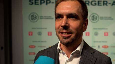 Bei der Verleihung des Sepp-Herberger-Awards spricht Philipp Lahm über die Chancen der deutschen Nationalmannschaft bei der WM. Die Entscheidung über Deniz Undav überlässt er Bundestrainer Julian Nagelsmann. 