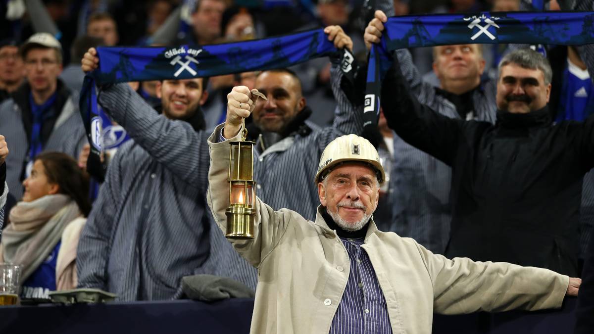 Nicht wenige Fans kommen in den Arbeitsklamotten der Kohle-Arbeiter ins Stadion und bringen ein Grubenlicht mit
