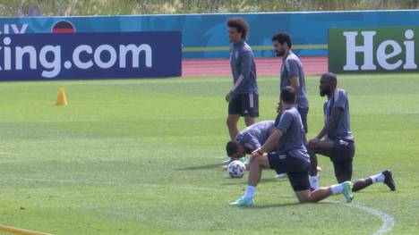 Von Lagerkoller keine Spur beim DFB-Team: Die gute Stimmung zieht sich durch die Vorbereitung. Ein Spieler fällt besonders als Stimmungsmacher auf.
