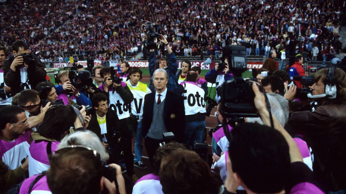 Nach einem 2:0 und 3:1 gegen Girondins Bordeaux holt der Klub zum ersten Mal den UEFA-Cup nach München