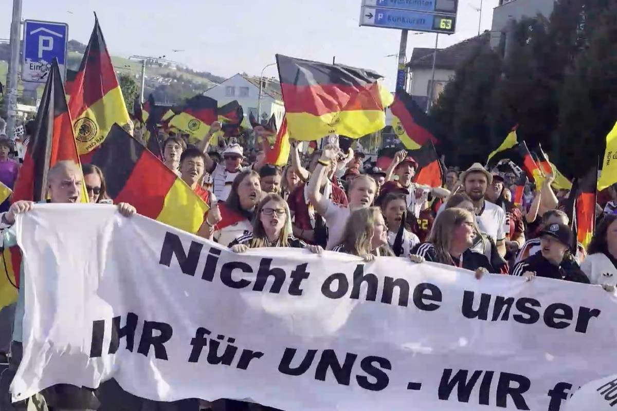Hunderte deutsche Fans stimmen sich vor dem ersten EM-Spiel gegen Polen ein und texten dabei sogar einen Song von Wolfgang Petry um.
