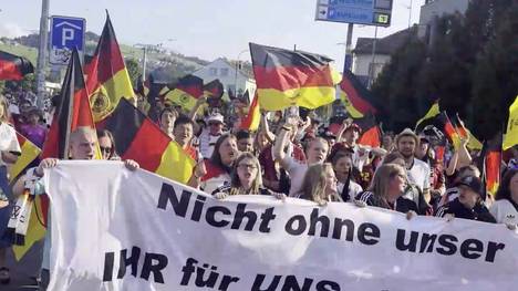 Hunderte deutsche Fans stimmen sich vor dem ersten EM-Spiel gegen Polen ein und texten dabei sogar einen Song von Wolfgang Petry um.