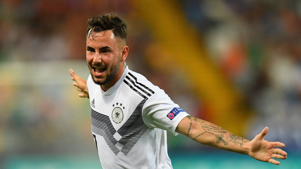 Gegen Serbien gelangen dem 21-Jährigen ein weiteres Tor und ein weiterer Assist. Legt er im Turnierverlauf nach, darf FCA-Manager Stefan Reuter mit dem einen oder anderen Angebot rechnen