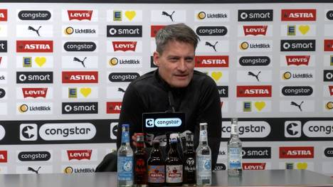 St. Paulis Trainer Alexander Blessin wird auf Bayerns Niederlage gegen den FC Augsburg, den nächsten Gegner der Kiezkicker, angesprochen. Der Coach erinnert sich an das eigene Duell zurück.