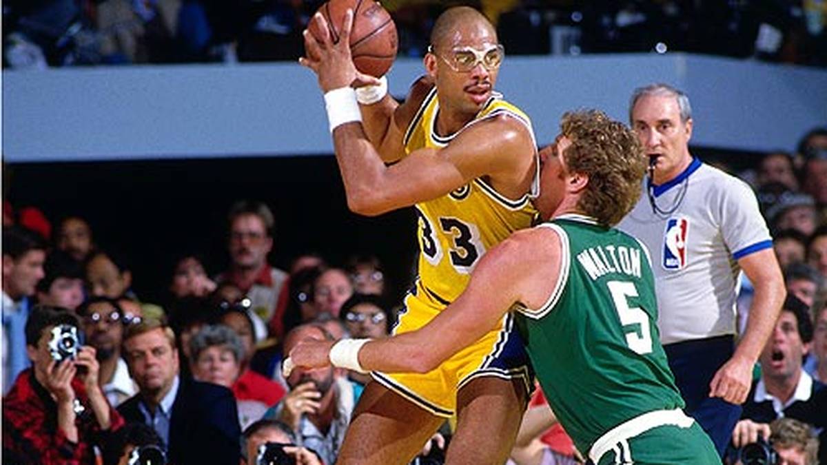 Vor dem entscheidenden Spiel 6 erscheint Abdul-Jabbar mit rasiertem Kopf um seinem Willen, die Serie an diesem Abend zu entscheiden, Ausdruck zu verleihen. Magic Johnson wird zum Finals-MVP gekürt